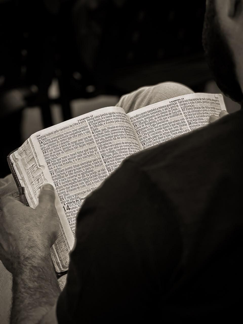 Bíblia aberta durante o culto