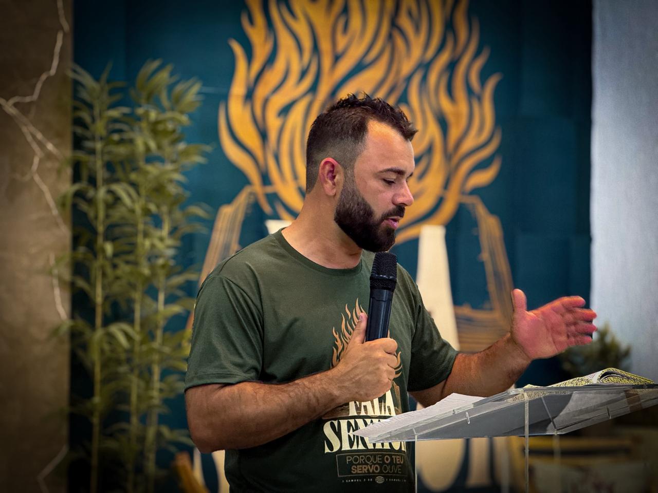 Pregação durante o culto da ICAE