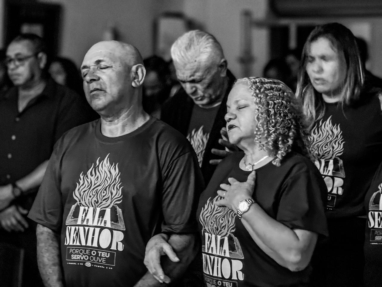Congregação em oração durante o culto